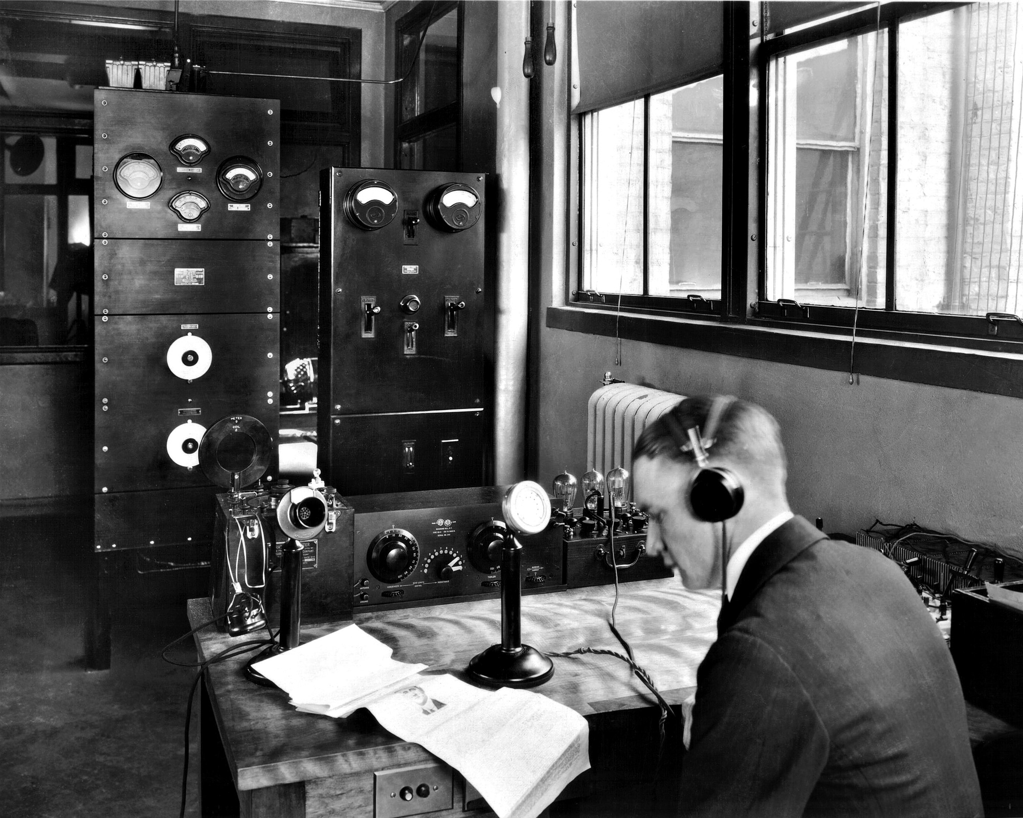 Радиостанции сроком. Радиовещательная станция 1943. Радиоузел 1926. Первая радиостанция. Первая радиостанция в мире.